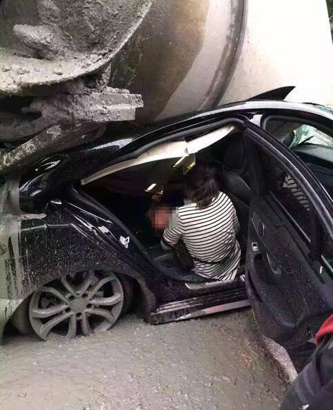 奔驰礼让老人停斑马线前被后方水泥车压扁