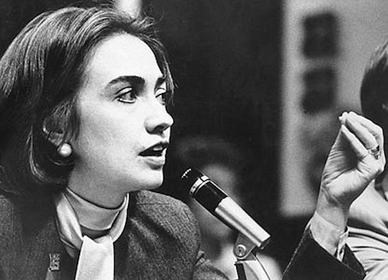 希拉里的首席媒体顾问称，这些职业生涯初期的老照片非常重要，因为它们可以证明希拉里总是在为美国选民殚精竭虑地工作。