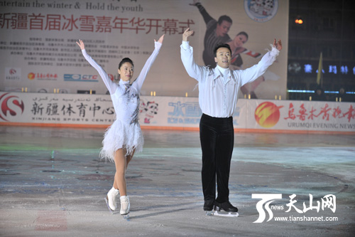 2010年12月18日，申雪、赵宏博参加新疆首届冰雪嘉年华活动。（资料图片）