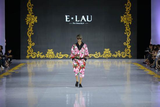 中式丽装，北京礼赞”刘亚桐中国首秀