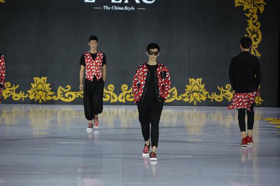 中式丽装，北京礼赞”刘亚桐中国首秀