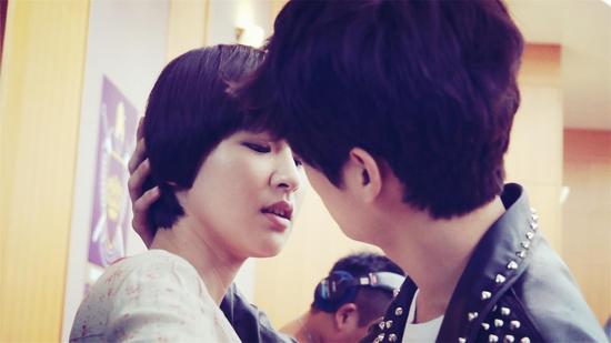 曾沛慈林子闳车内激吻