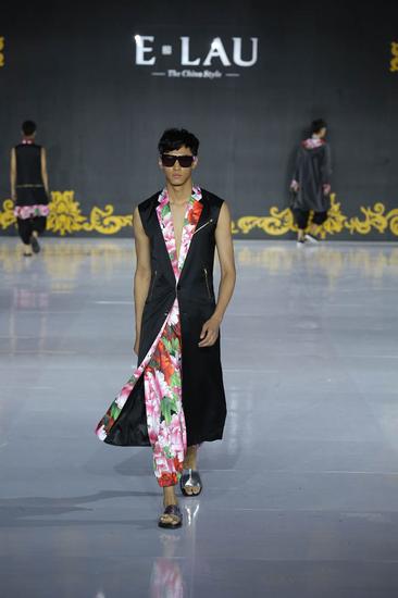 中式丽装，北京礼赞”刘亚桐中国首秀