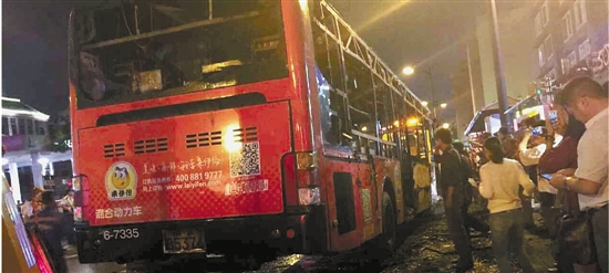 公交车被烧成空壳。本报记者 鲍亚飞 摄