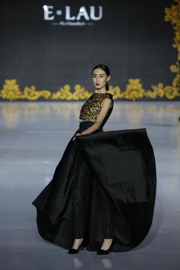 中式丽装，北京礼赞”刘亚桐中国首秀