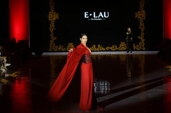 中式丽装，北京礼赞”刘亚桐中国首秀