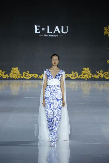 中式丽装，北京礼赞”刘亚桐中国首秀