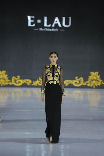 中式丽装，北京礼赞”刘亚桐中国首秀