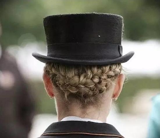 典雅与优美盘点马术比赛中女骑手的各类发型