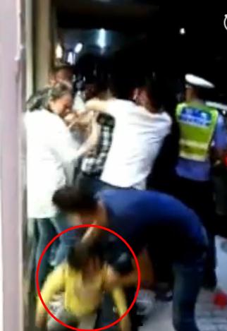 小女孩脸朝下摔倒