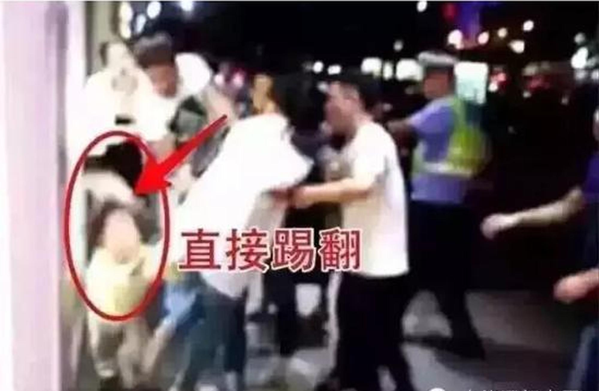 女子直接踢翻小女孩