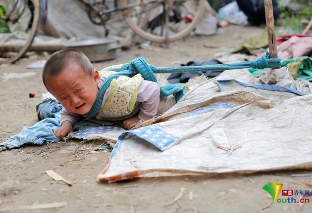 很多时候一拴就是被拴上半天时间，拴的时间太久，好动的小庆太只得原地爬行。