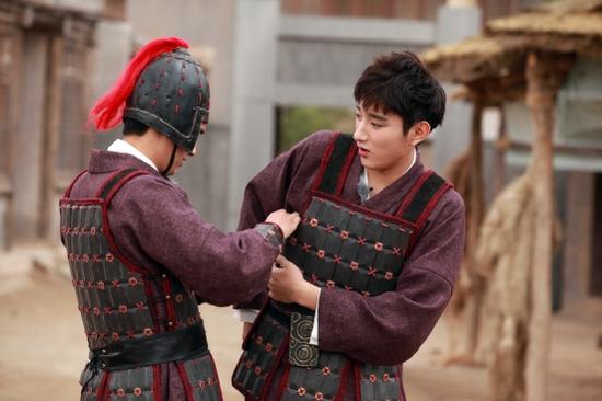 《穿越》于小彤搭弓射箭体验唐代军训