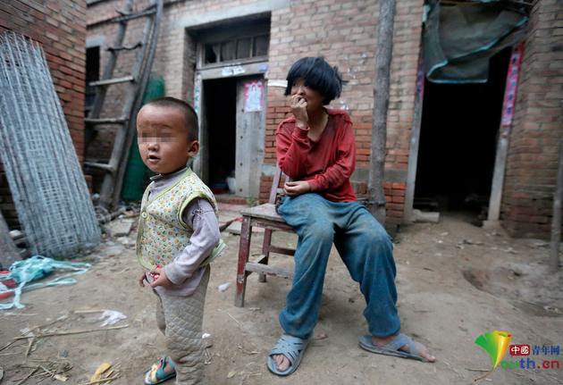 小庆在院子里跑，而一旁的庆太他娘一直痴痴地笑着，仿佛她和庆太没有一点关系。