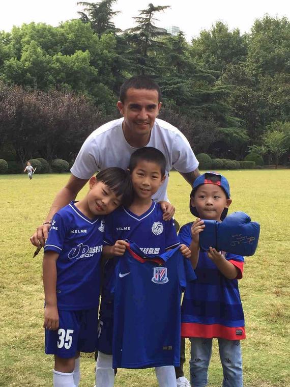 卡希尔与青训小球员们亲密互动