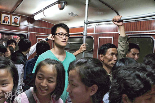 游客搭乘平壤地