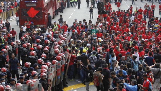 马来西亚警方在当地唐人街入口处戒备，“红衣人”聚集的茨厂街是吉隆坡的华人聚地。