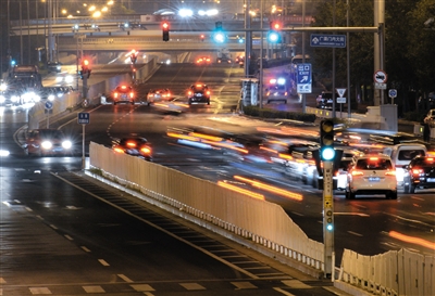 昨晚，广渠门内大街上，每隔两三百米就有一个红绿灯。