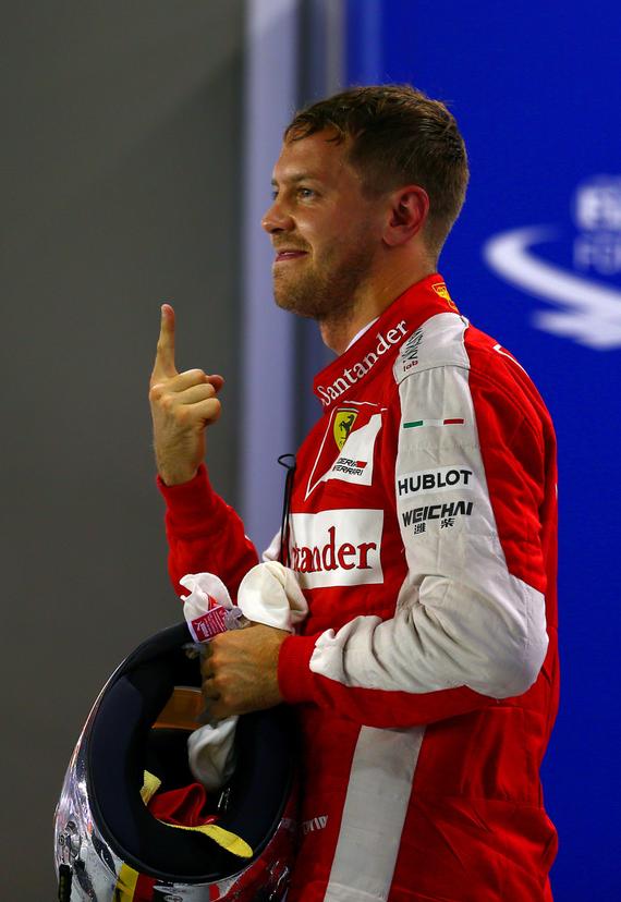 维泰尔标志性的庆祝手势