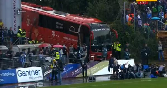 比赛还没结束，拜仁大巴已经停在了场边