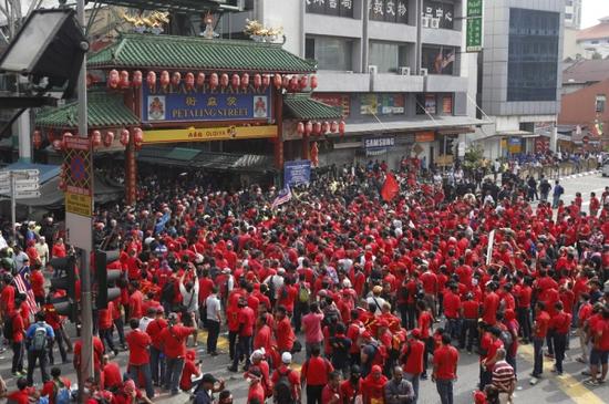 2015年9月16日，马来西亚首都吉隆坡，约三万名马来人身穿红衣在市中心声援受侵吞公款丑闻困扰的总理纳吉布，并谴责华裔政党上月底发动反纳吉布的大型示威。