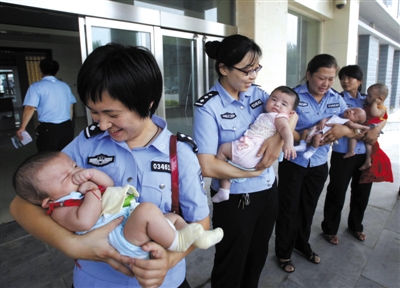 2012年7月2日，邢台公安抓获29名拐卖儿童案犯罪嫌疑人，解救出6名被拐儿童。资料图片/CFP