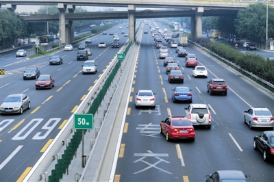 9月17日17点18分左右，京通快速路，出京方向的车排起了长队，几辆私家车闯入公交专用道行驶。