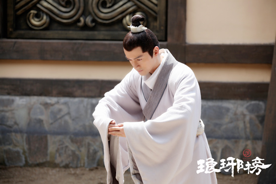 胡歌饰演文弱书生