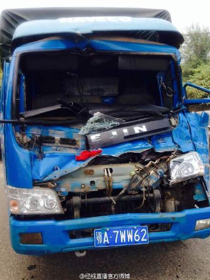 武汉垃圾车与货车发生碰撞货车上3人受伤