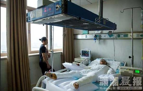 9月13日，17岁女孩黄虹爬上火车，被高压电击伤，造成全身45%烧伤。9月19日，爱心人士将筹集到的善款送到黄虹父母手中。 图/潇湘晨报记者 谢长贵