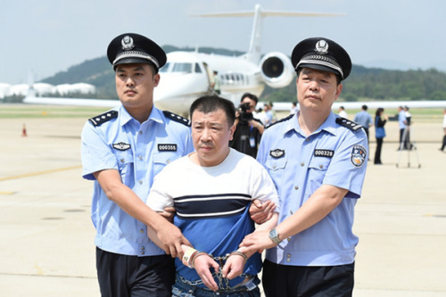 潜逃美国14年的贪污贿赂犯罪嫌疑人杨进军强制遣返回中国
