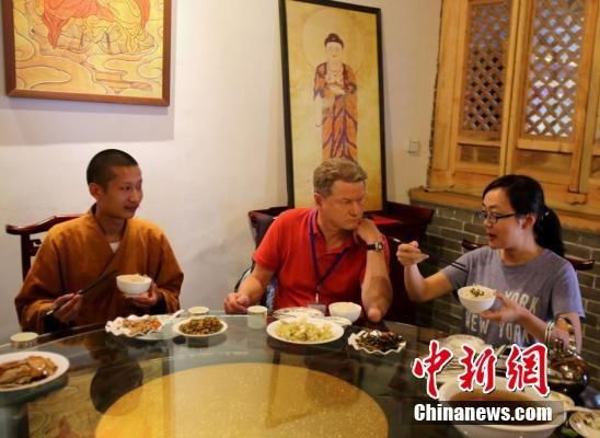 立陶宛前总统、现欧盟议员、国际特技飞行员罗兰达斯·帕克萨斯在少林寺里吃斋饭。