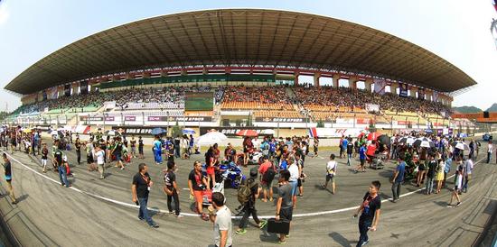 ZIC超级摩托车组赛发车