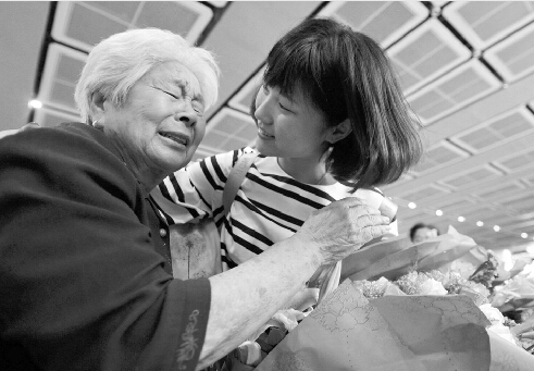 王梦洁安慰姥姥(图片来源：济南时报)