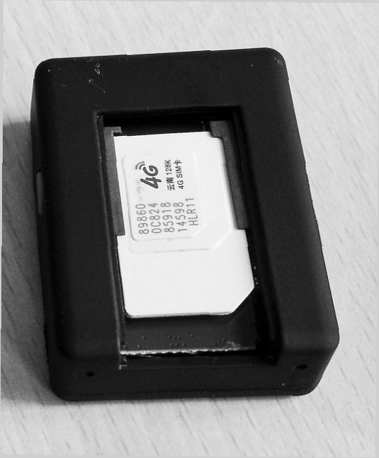 买张手机卡，插在窃听器里面，把它放在你需要窃听的人的身边。