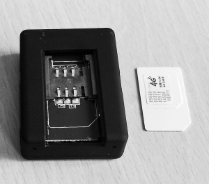 “窃听定位器”大小跟块烧豆腐一样，配有一个充电器。