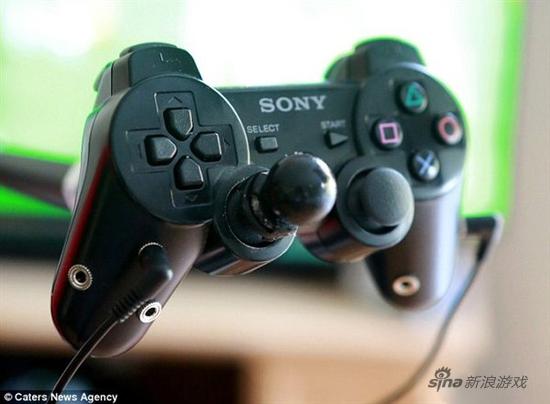 FIFA游戏迷全身瘫痪 好友帮制作用嘴玩的PS3手柄