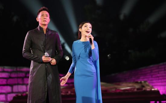 喻越越唱响和平之声搭档汪正正长城放歌