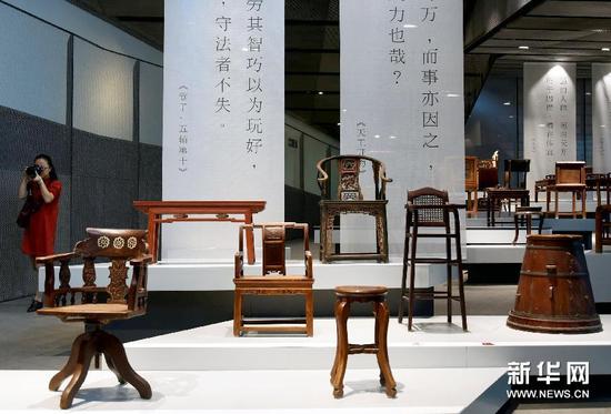 9月20日在中国美院民艺博物馆拍摄的江南民间坐具展