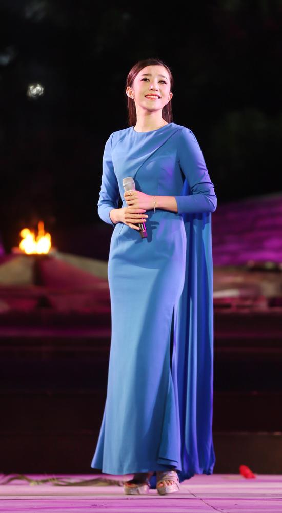 《筑成我们新的长城》公益演出在北京长城脚下举行,喻越越与歌手