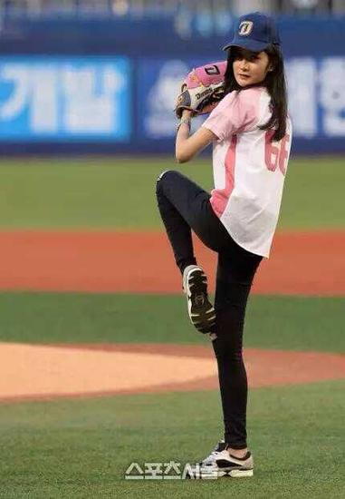 　2014年地球小姐中国区冠军沈殷怡在马山体育馆代表昌原市开球。