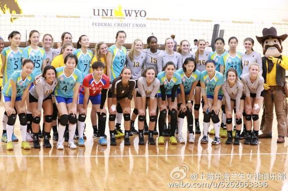 双方合影(图片来源：上海东浩兰生女排俱乐部)