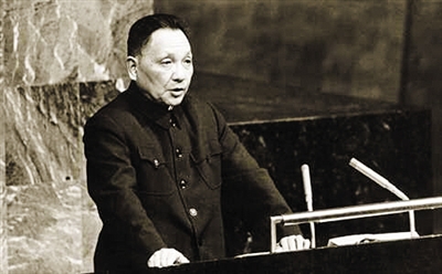 1974年4月，邓小平出席联合国大会第六届特别会议，这是中国恢复联合国常任理事国席位后，首次派高级代表团出席的大会，时任国务院副总理邓小平率团出征。邓小平全面阐述了毛泽东“三个世界”的著名理论，并声明中国坚决反对任何形式的霸权主义，自己也决不搞霸权主义。图/新华社