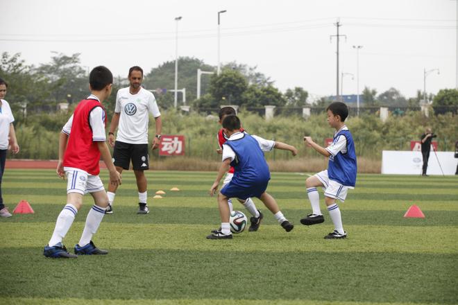 一汽-大众首个青少年足球训练营成都开营