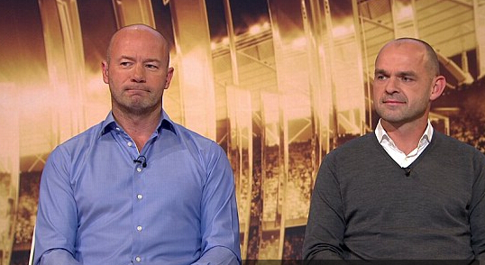 希勒（左）评球，旁边是前利物浦球星丹尼-墨菲