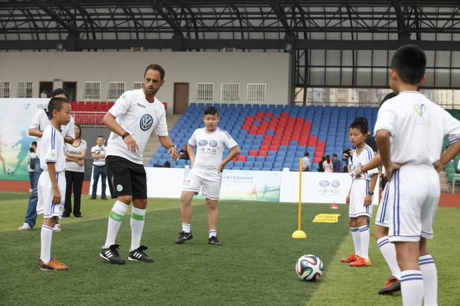 一汽-大众首个青少年足球训练营成都开营