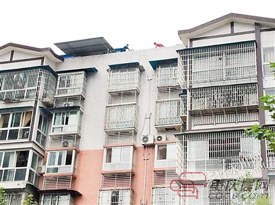 一群熊孩子楼顶围墙翻上翻下 楼下大人都不敢喊