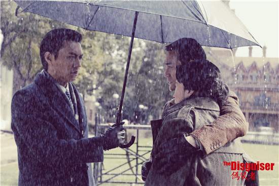 靳东给刘敏涛撑伞 