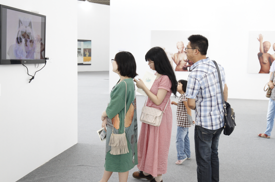 他说:"这次组团前来参观的有一百多人,几乎占到了出版社员工的三分之