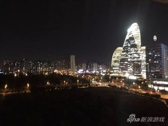 入职焰火工坊后第一天下班时，娄池在朋友圈发的照片